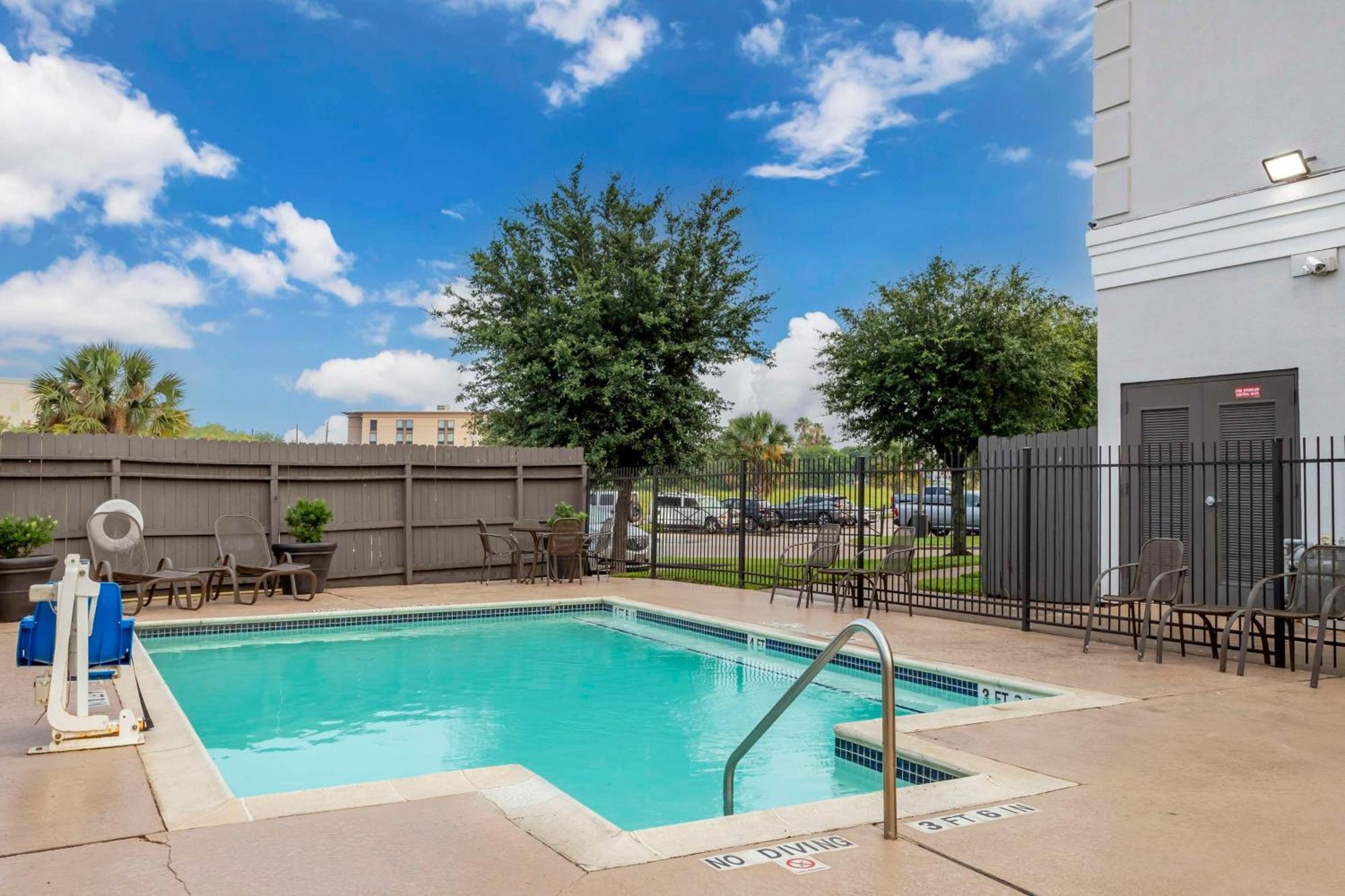 Best Western Plus Hobby Airport Inn And Suites Хюстън Екстериор снимка